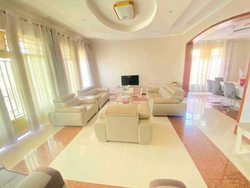 Gacuriro Spacious Luxurious Villa With Pool With 6 Bedrooms