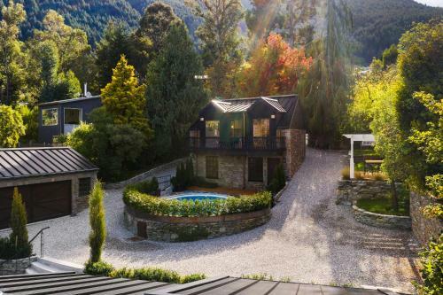 Alpine Cottage - Queenstown Holiday Home