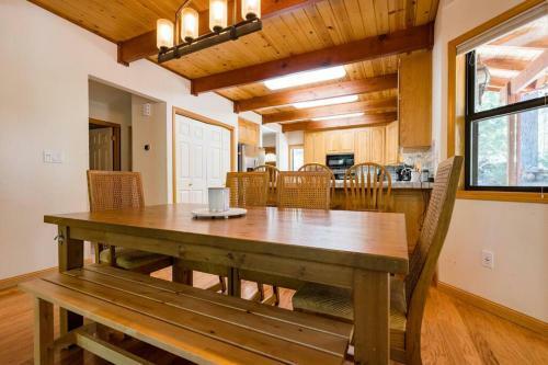 Splendid Mountain Retreat: Spa, Sauna, & Generator