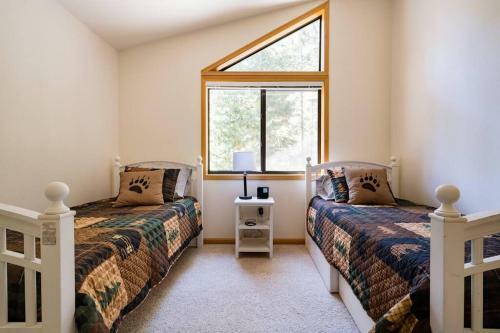 Splendid Mountain Retreat: Spa, Sauna, & Generator