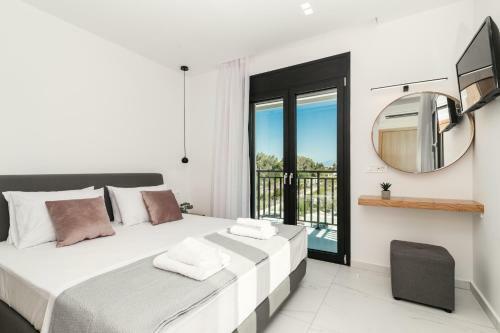 Eagle's Nest - Adjoining Villas!