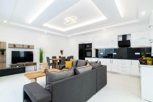 Eagle's Nest - Adjoining Villas!