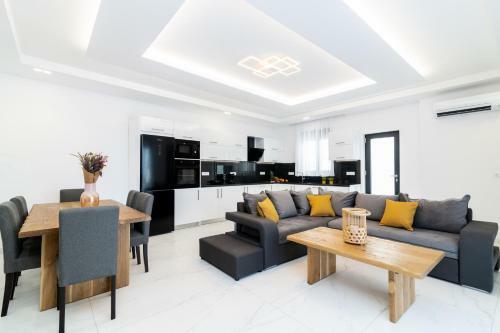 Eagle's Nest - Adjoining Villas!
