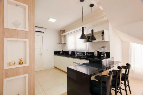 3 Quartos Em Canela - Decorado E Equipado Em Bairro Tranquilo