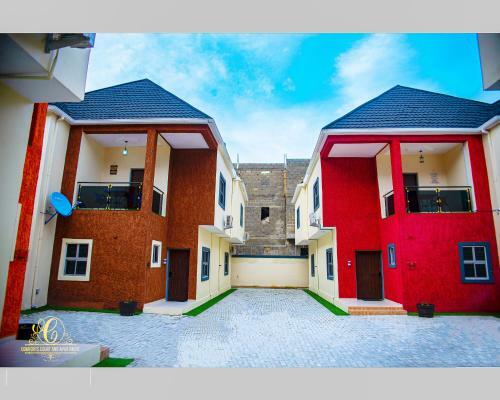 Comforts Court And Apartment