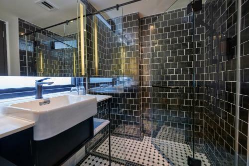J-hotel By Dorsett