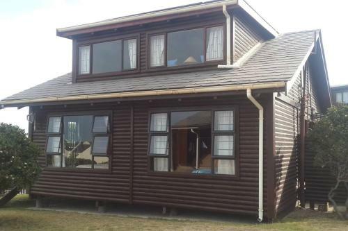 Pa Sands Beach House Close To Kowie 8 Sleeper Pool