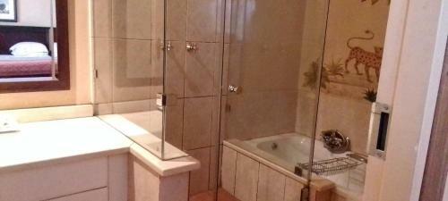 Hostal The Ambassador Suites