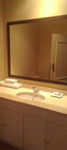 Hostal The Ambassador Suites