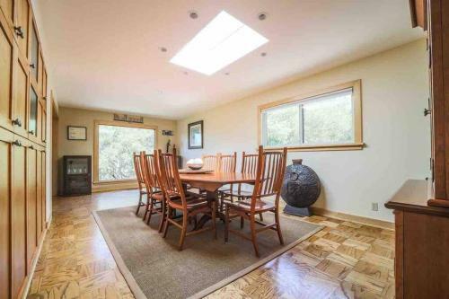 Luxury 5-bd W/ Great Views Near Downtown & Campus