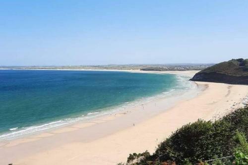 Luna Beach - Luxury Carbis Bay Apartment + Parking