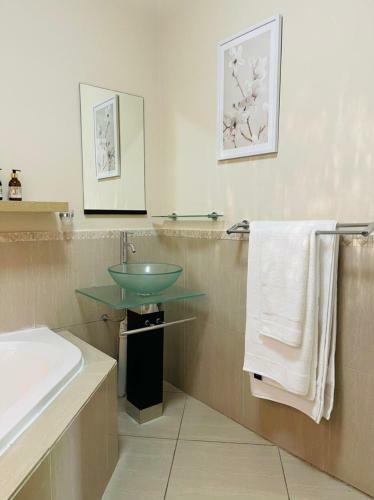 Lodge 150 Jacaranda Guesthouse