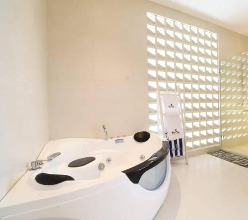 Green View Villa, Stunning New Luxury Beachside Villa With Pool.