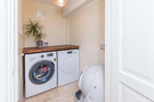 The Old Post Office - Spacious 4 Bed House!
