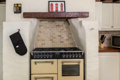 The Old Post Office - Spacious 4 Bed House!