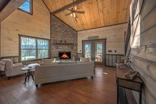 Paradise Found Mtn View Hot Tub, Wi Fi, Pool Table