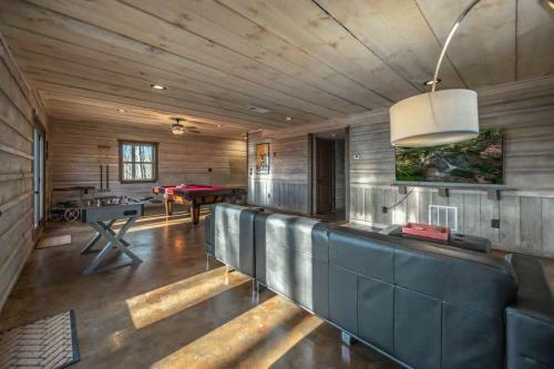 Paradise Found Mtn View Hot Tub, Wi Fi, Pool Table