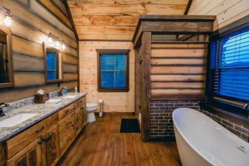 Paradise Found Mtn View Hot Tub, Wi Fi, Pool Table