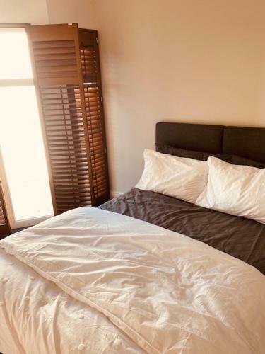 Town House In Prime Beachfront Location. Sea Views