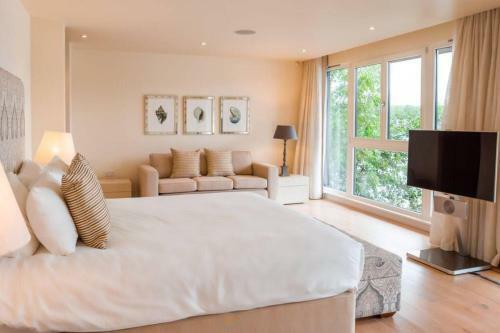 Lakeside Villa At The Lakes By Yoo, Cotswolds