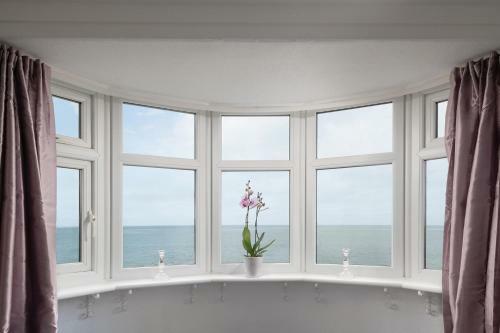 Beachcliffe House - Sea Front Property - Sleeps 10 - Pet Friendly