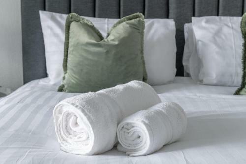 Beachcliffe House - Sea Front Property - Sleeps 10 - Pet Friendly