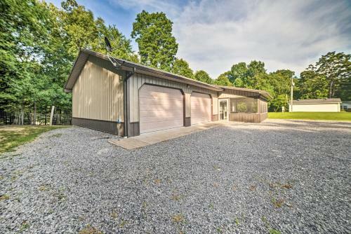 Captivating Kuttawa Retreat With Outdoor Dining