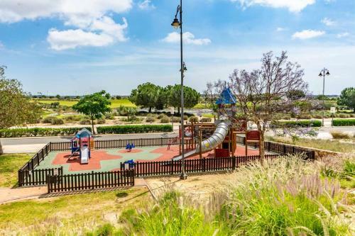 Lovely Apartment Overlooking Golf Course Lake - Ao21622