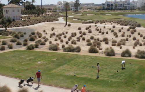 Lovely Apartment Overlooking Golf Course Lake - Ao21622