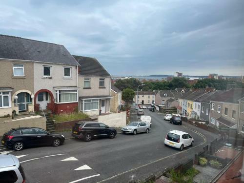 Bright And Spacious Home In Port Tennant