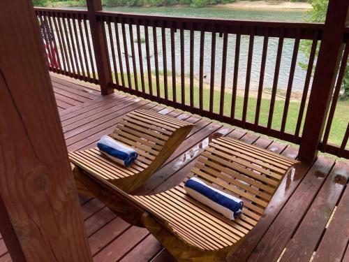 Gorgeous Riverfront 5 Bedroom 2 Bath/current River