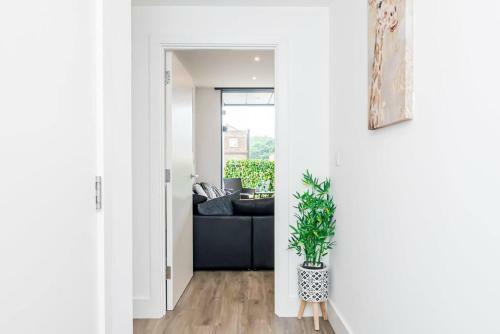 1-bed Apartment In Staines Parking And Balcony