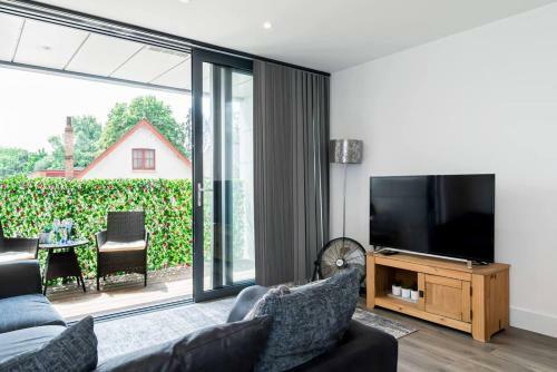 1-bed Apartment In Staines Parking And Balcony