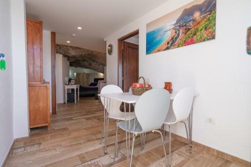 Apartamento Romantic Cave With Big Terrace Overlooking The Sea