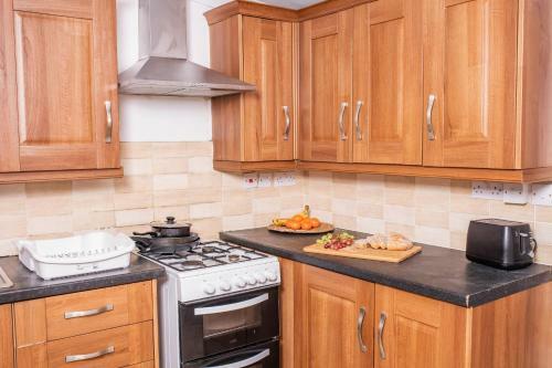 5bed House - 100m To Beach Close To Restaurants