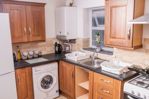 5bed House - 100m To Beach Close To Restaurants