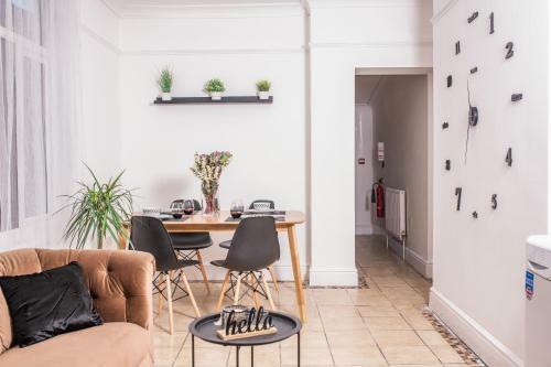 5bed House - 100m To Beach Close To Restaurants