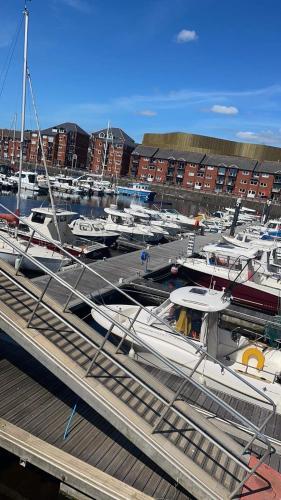 Stunning Marina Sea View Apartment, Sleeps 4.