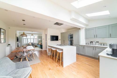 Villa Luxury House W/parking Nr Harry Potter & Train St
