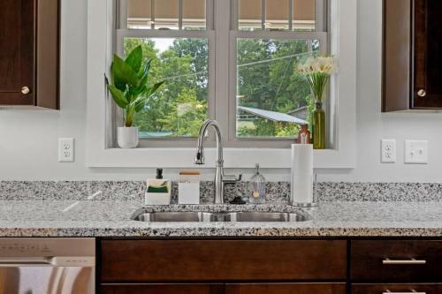 Black Mountain Cottage W/ Hot Tub!