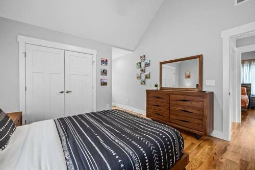 Black Mountain Cottage W/ Hot Tub!