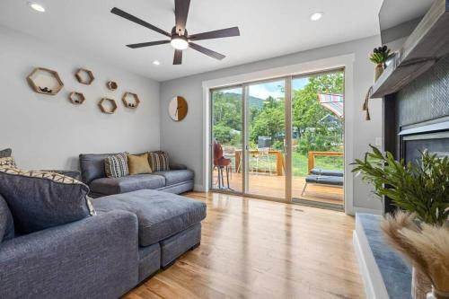 Black Mountain Cottage W/ Hot Tub!