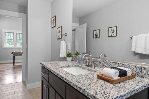 Black Mountain Cottage W/ Hot Tub!