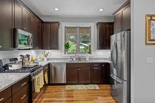Black Mountain Cottage W/ Hot Tub!