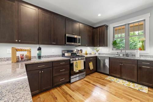 Black Mountain Cottage W/ Hot Tub!