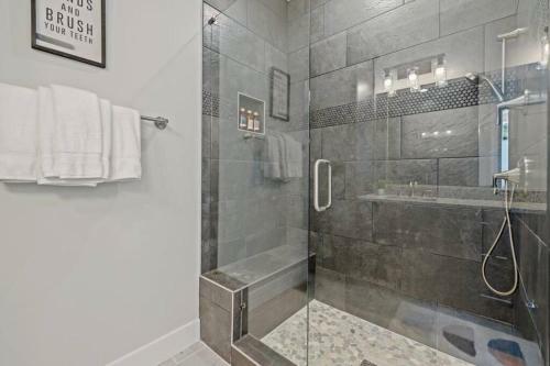 Black Mountain Cottage W/ Hot Tub!