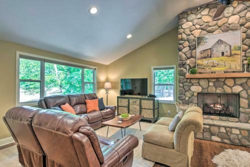 Charming Columbus Escape With Hot Tub And Grill!