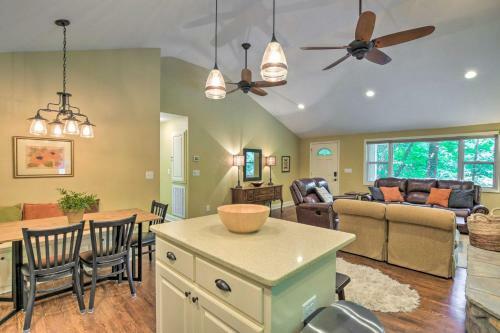 Charming Columbus Escape With Hot Tub And Grill!