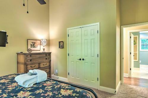 Charming Columbus Escape With Hot Tub And Grill!