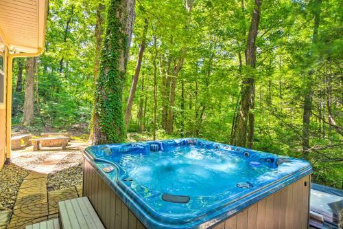 Charming Columbus Escape With Hot Tub And Grill!